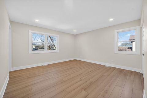 Tiny photo for 1319 N Chestnut Avenue, Arlington Heights, IL 60004 (MLS # 12547346)