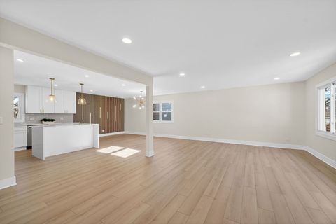 Tiny photo for 1319 N Chestnut Avenue, Arlington Heights, IL 60004 (MLS # 12547346)