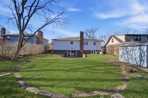 Tiny photo for 1319 N Chestnut Avenue, Arlington Heights, IL 60004 (MLS # 12547346)