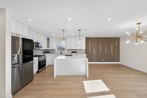 Tiny photo for 1319 N Chestnut Avenue, Arlington Heights, IL 60004 (MLS # 12547346)