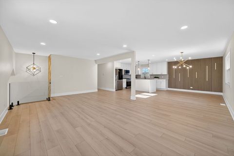 Tiny photo for 1319 N Chestnut Avenue, Arlington Heights, IL 60004 (MLS # 12547346)