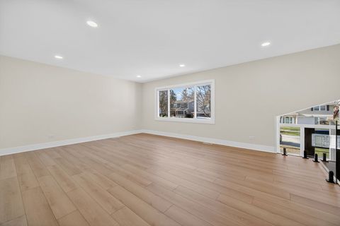 Tiny photo for 1319 N Chestnut Avenue, Arlington Heights, IL 60004 (MLS # 12547346)