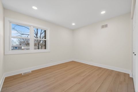 Tiny photo for 1319 N Chestnut Avenue, Arlington Heights, IL 60004 (MLS # 12547346)