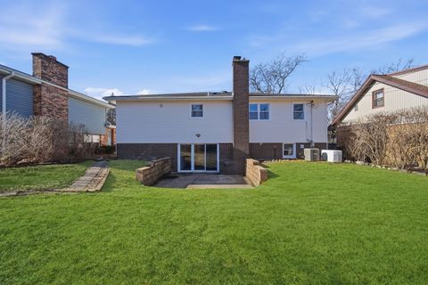 Tiny photo for 1319 N Chestnut Avenue, Arlington Heights, IL 60004 (MLS # 12547346)