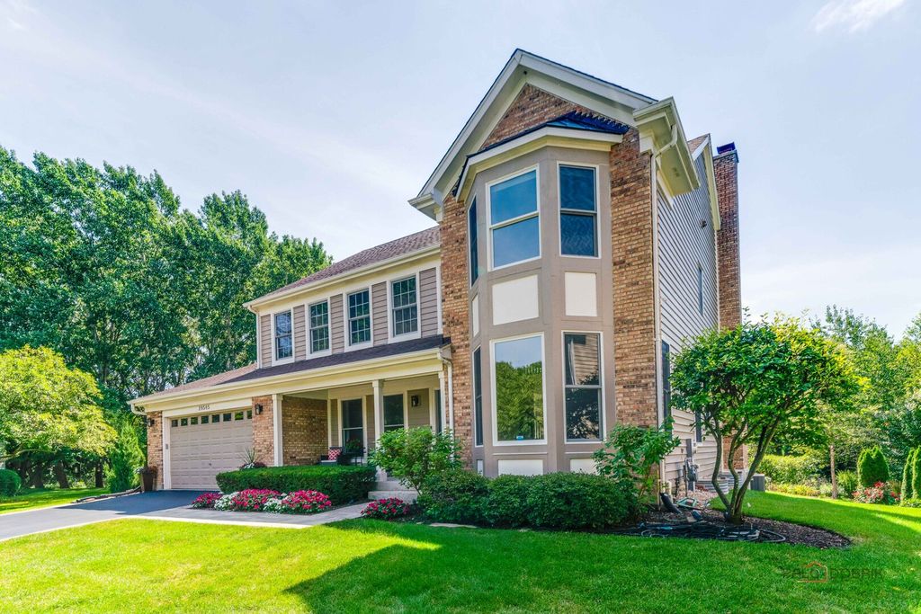 Photo for 28585 Ashford Court, Lake Bluff, IL 60044 (MLS # 12445317)