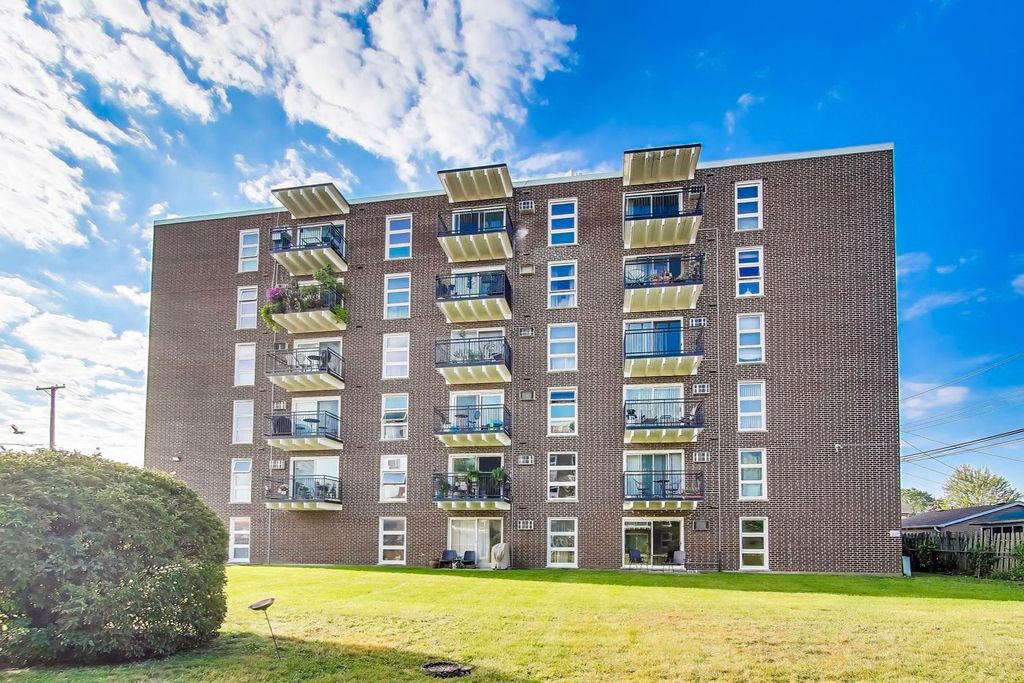 Photo for 7229 W HIGGINS Avenue #602, Chicago, IL 60656 (MLS # 12466759)