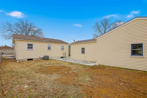 Tiny photo for 4708 26 Avenue, Moline, IL 61265 (MLS # 100000061)