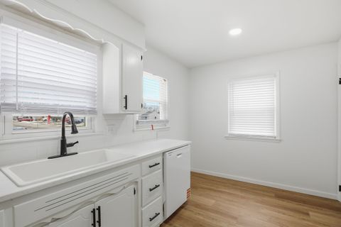 Tiny photo for 4708 26 Avenue, Moline, IL 61265 (MLS # 100000061)