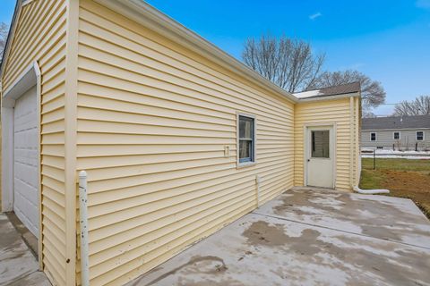 Tiny photo for 4708 26 Avenue, Moline, IL 61265 (MLS # 100000061)