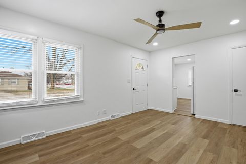 Tiny photo for 4708 26 Avenue, Moline, IL 61265 (MLS # 100000061)