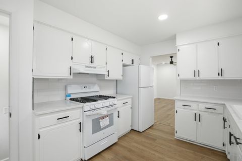 Tiny photo for 4708 26 Avenue, Moline, IL 61265 (MLS # 100000061)