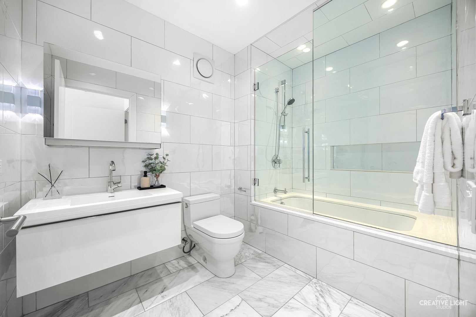 204 N Park Dr, Chicago, IL, 60601, USA, 3 Bedrooms Bedrooms, ,4 BathroomsBathrooms,Condo,Contingent,204 N Park Dr,12642152