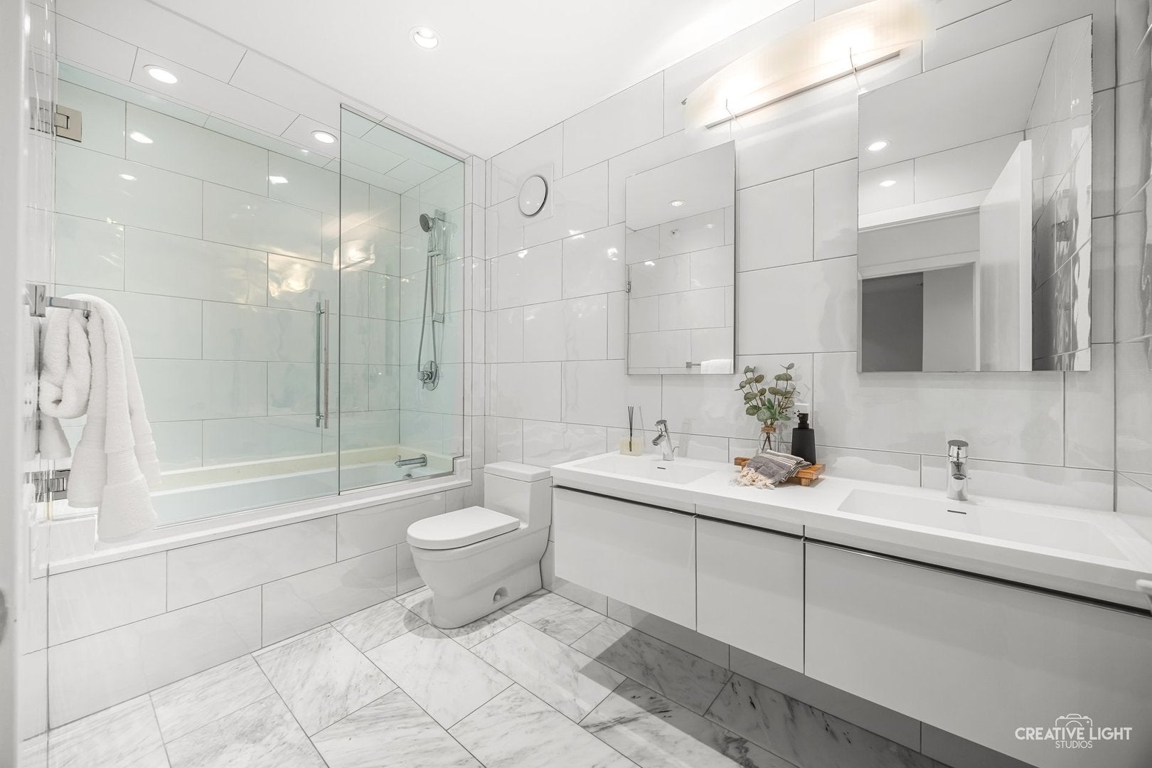 204 N Park Dr, Chicago, IL, 60601, USA, 3 Bedrooms Bedrooms, ,4 BathroomsBathrooms,Condo,Contingent,204 N Park Dr,12642152