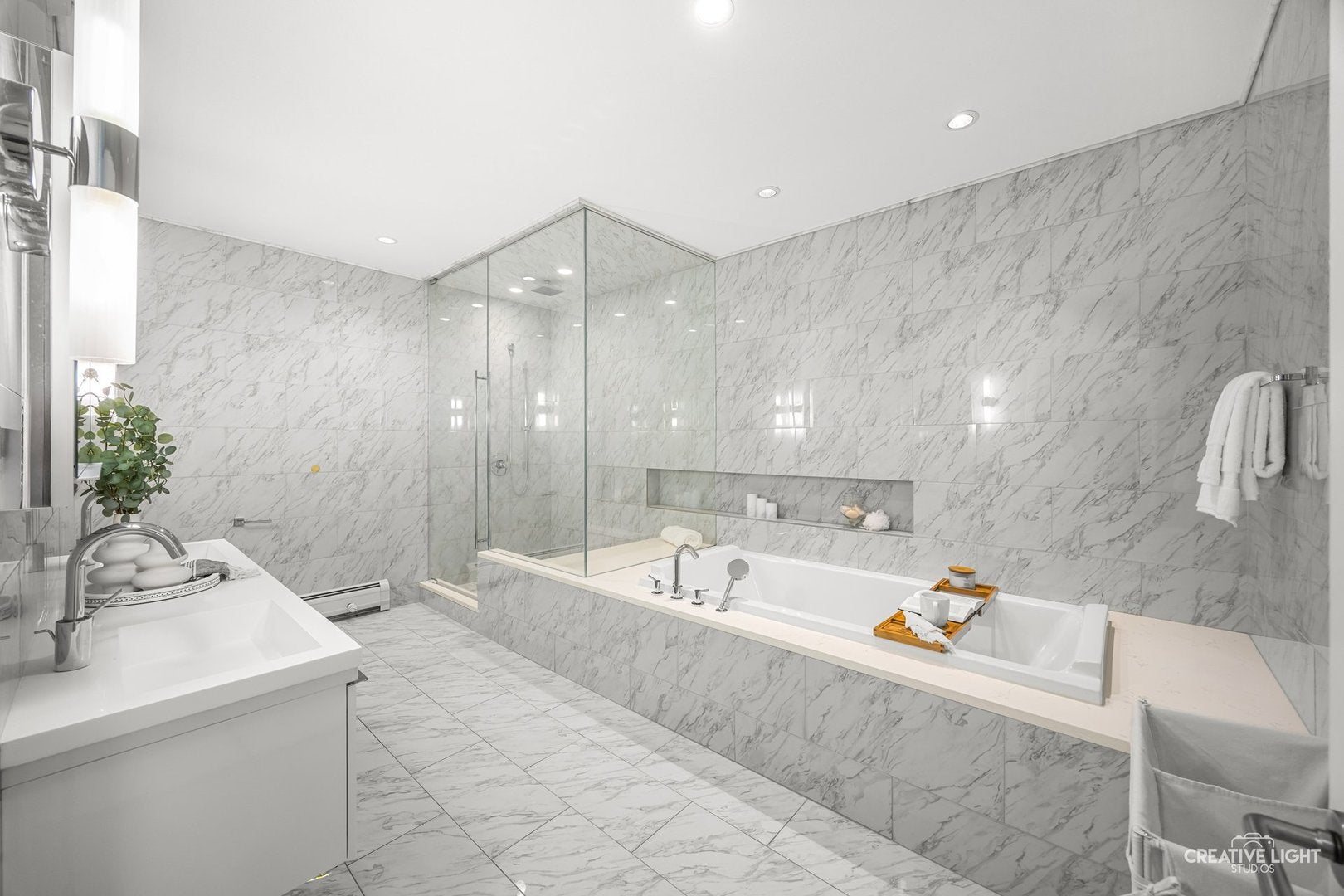 204 N Park Dr, Chicago, IL, 60601, USA, 3 Bedrooms Bedrooms, ,4 BathroomsBathrooms,Condo,Contingent,204 N Park Dr,12642152