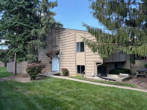 Photo of 800 Oregon Trail, Roselle, IL 60172 (MLS # 12694818)