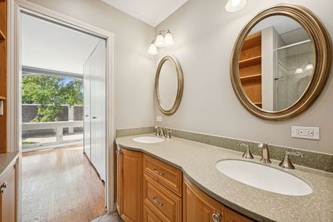 Tiny photo for 1333 N Sandburg Terrace, Chicago, IL 60610 (MLS # 12476761)