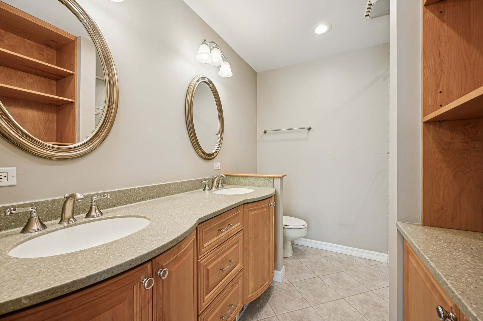 Chicago, Illinois 60610, United States, 3 Bedrooms Bedrooms, ,4 BathroomsBathrooms,Residential,Active,214307