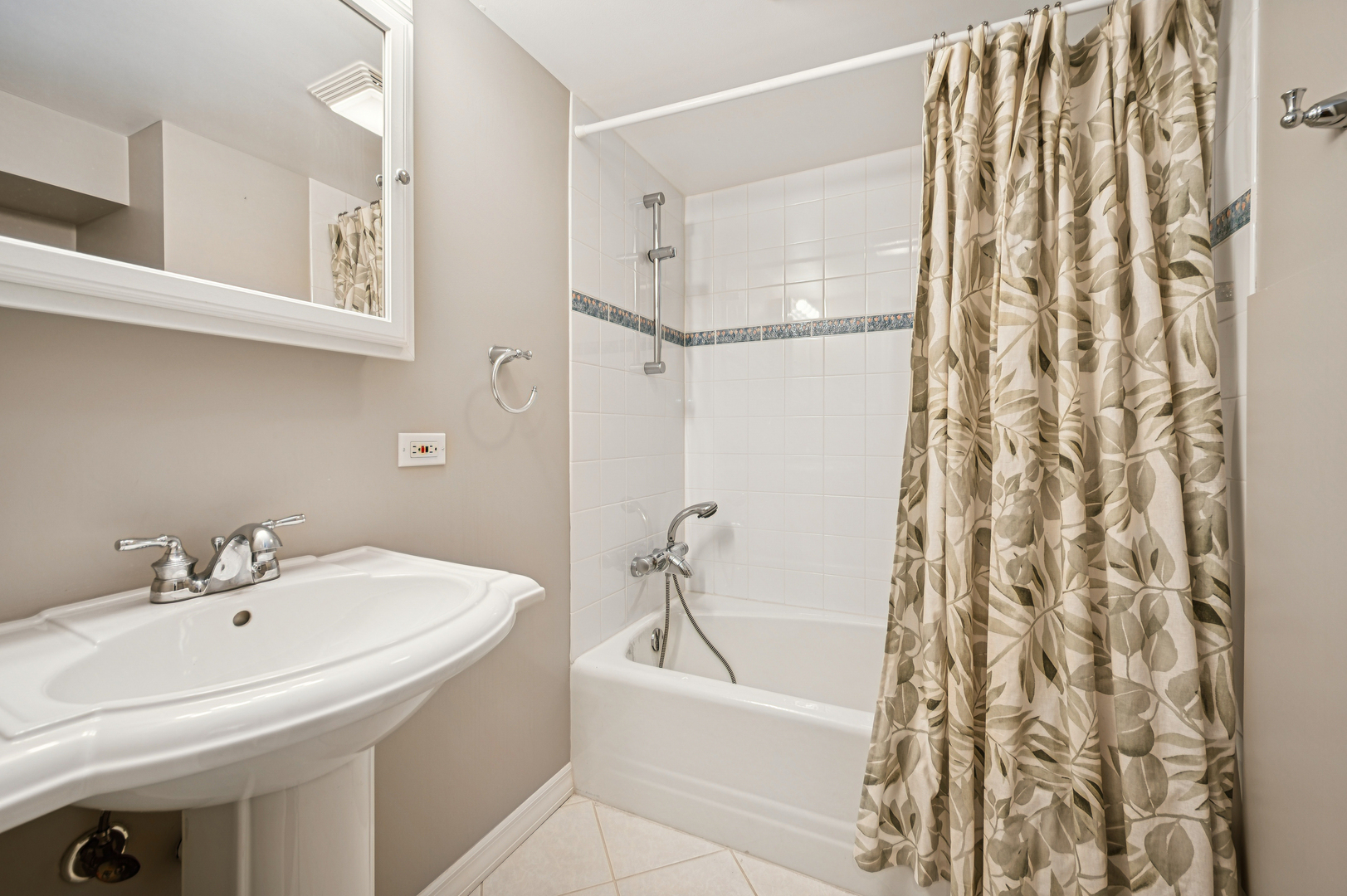 Chicago, Illinois 60610, United States, 3 Bedrooms Bedrooms, ,4 BathroomsBathrooms,Residential,Active,214307