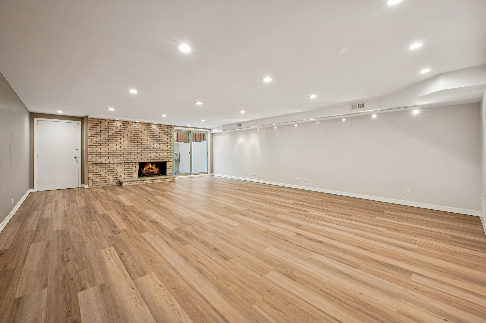 Chicago, Illinois 60610, United States, 3 Bedrooms Bedrooms, ,4 BathroomsBathrooms,Residential,Active,214307