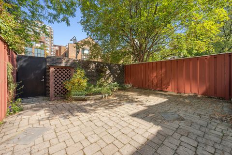 Tiny photo for 1333 N Sandburg Terrace, Chicago, IL 60610 (MLS # 12476761)