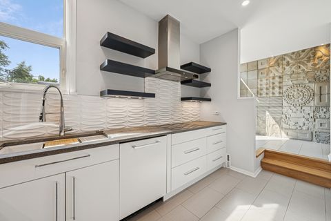 Tiny photo for 1333 N Sandburg Terrace, Chicago, IL 60610 (MLS # 12476761)