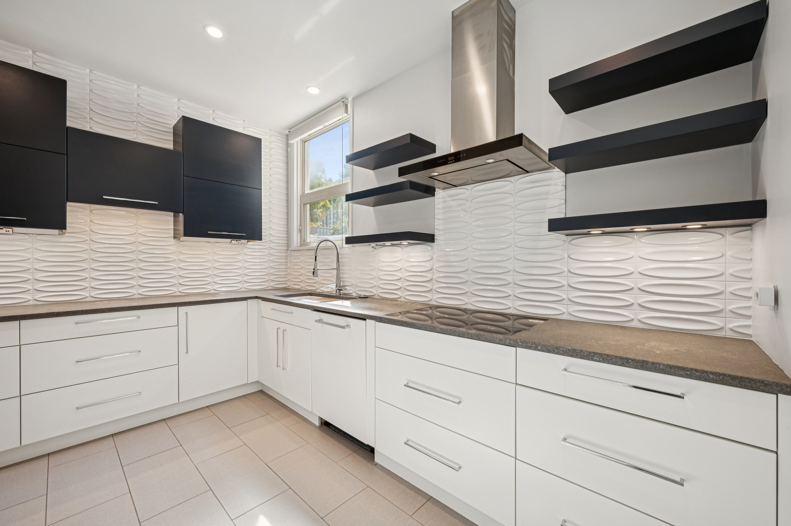 Chicago, Illinois 60610, United States, 3 Bedrooms Bedrooms, ,4 BathroomsBathrooms,Residential,Active,214307