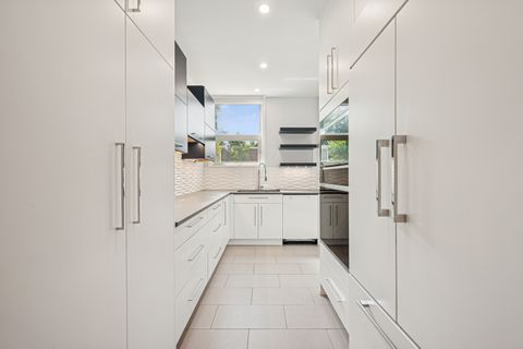 Tiny photo for 1333 N Sandburg Terrace, Chicago, IL 60610 (MLS # 12476761)