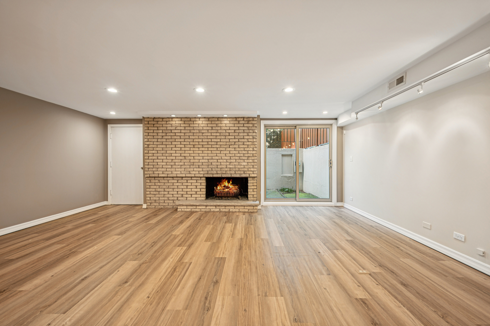 Chicago, Illinois 60610, United States, 3 Bedrooms Bedrooms, ,4 BathroomsBathrooms,Residential,Active,214307