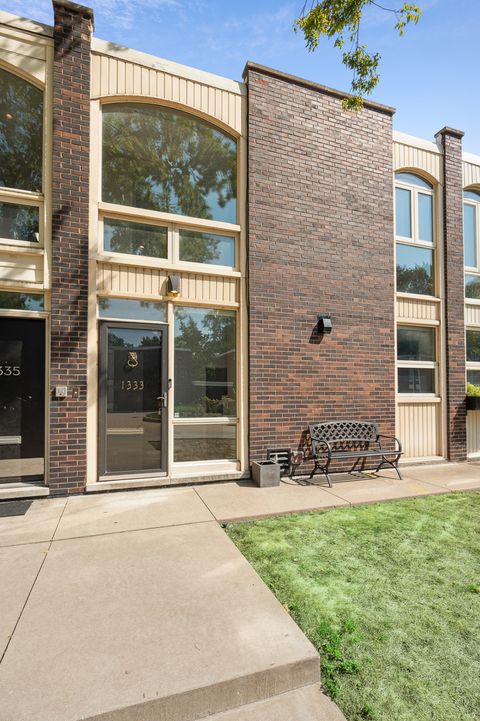 Tiny photo for 1333 N Sandburg Terrace, Chicago, IL 60610 (MLS # 12476761)
