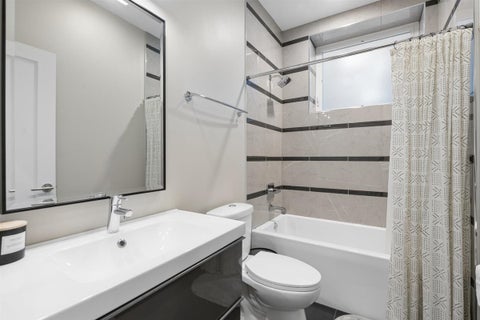Tiny photo for 6739 N Oxford Avenue, Chicago, IL 60631 (MLS # 12743084)
