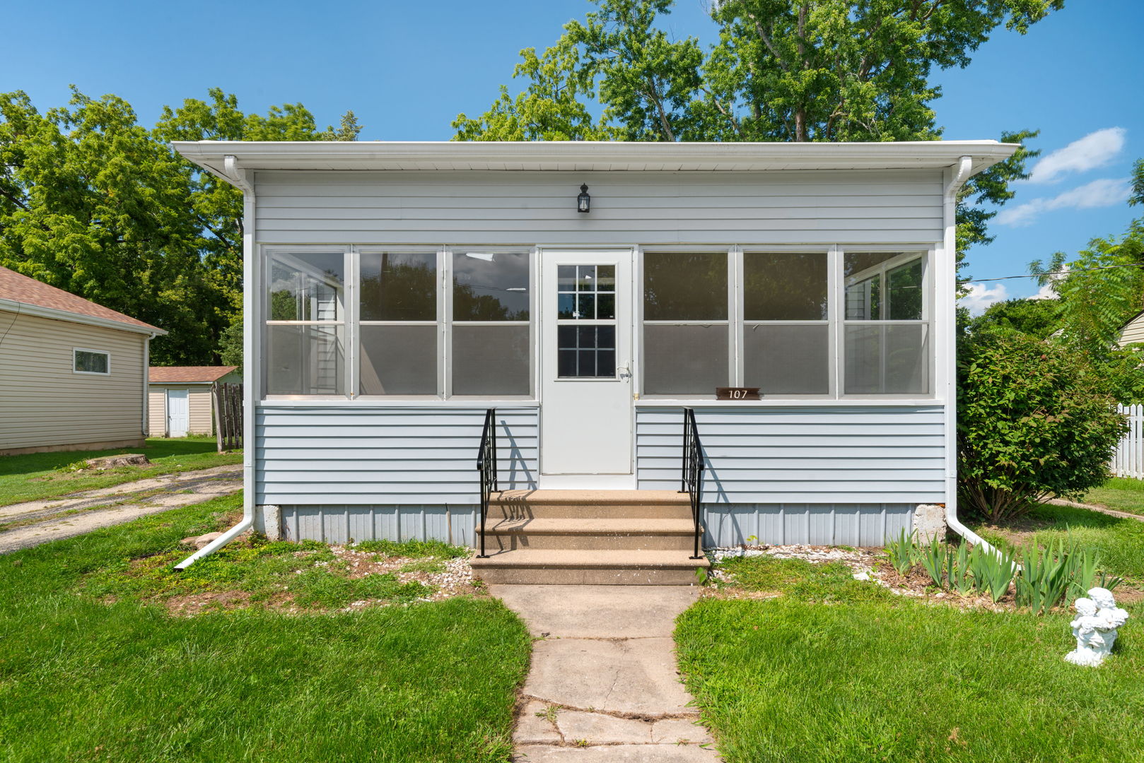107 E PRAIRIE Street