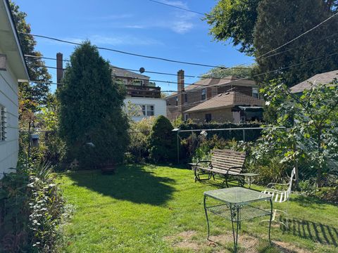 Tiny photo for 1600 Greenwood Street, Evanston, IL 60201 (MLS # 12492101)