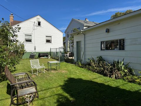 Tiny photo for 1600 Greenwood Street, Evanston, IL 60201 (MLS # 12492101)