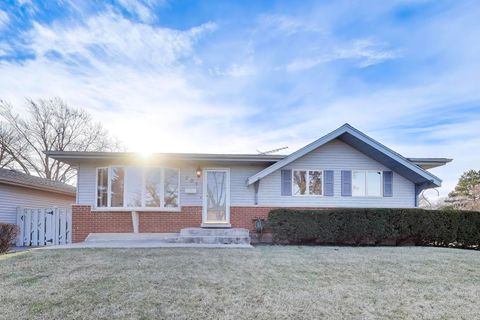 Photo of 601 E Hackberry Lane, Mount Prospect, IL 60056 (MLS # 12544694)