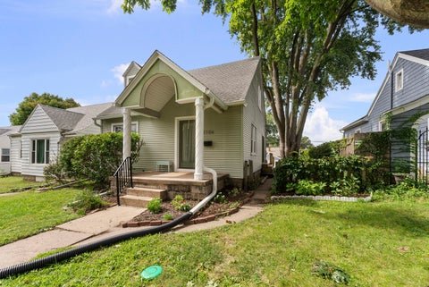Tiny photo for 3106 Davenport Avenue, Davenport, IA 52803 (MLS # 12768885)