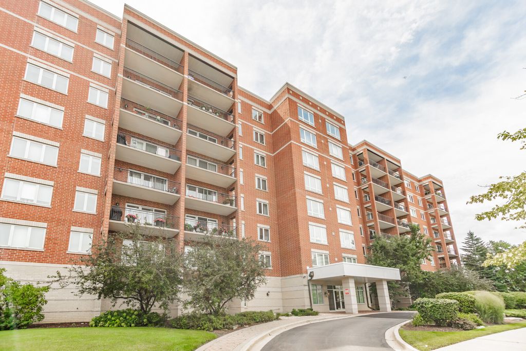 Photo for 5555 N Cumberland Avenue #901, Chicago, IL 60656 (MLS # 12444391)