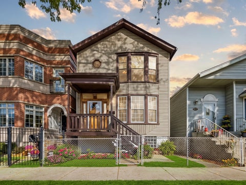 Photo of 628 W 43rd Place, Chicago, IL 60609 (MLS # 12783257)