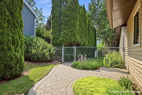 Tiny photo for 5009 Sandburg Drive, McHenry, IL 60050 (MLS # 12707576)