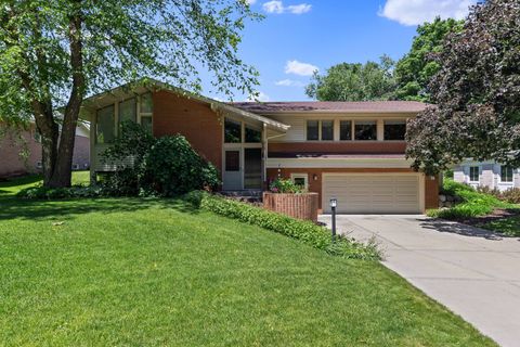 Single Family Residence in Rockford IL 818 ROXBURY Road.jpg