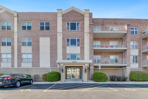 Photo of 1200 S Prospect Avenue #303, Elmhurst, IL 60126 (MLS # 12791936)