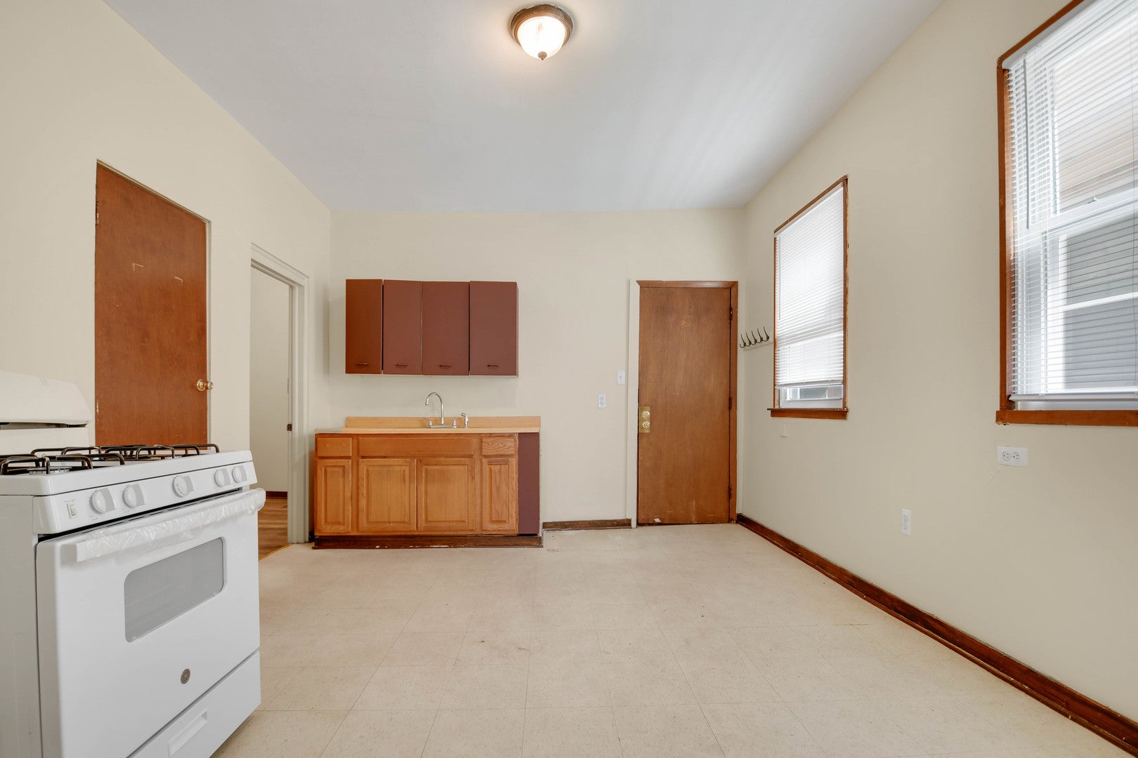 2856 W 38th Place