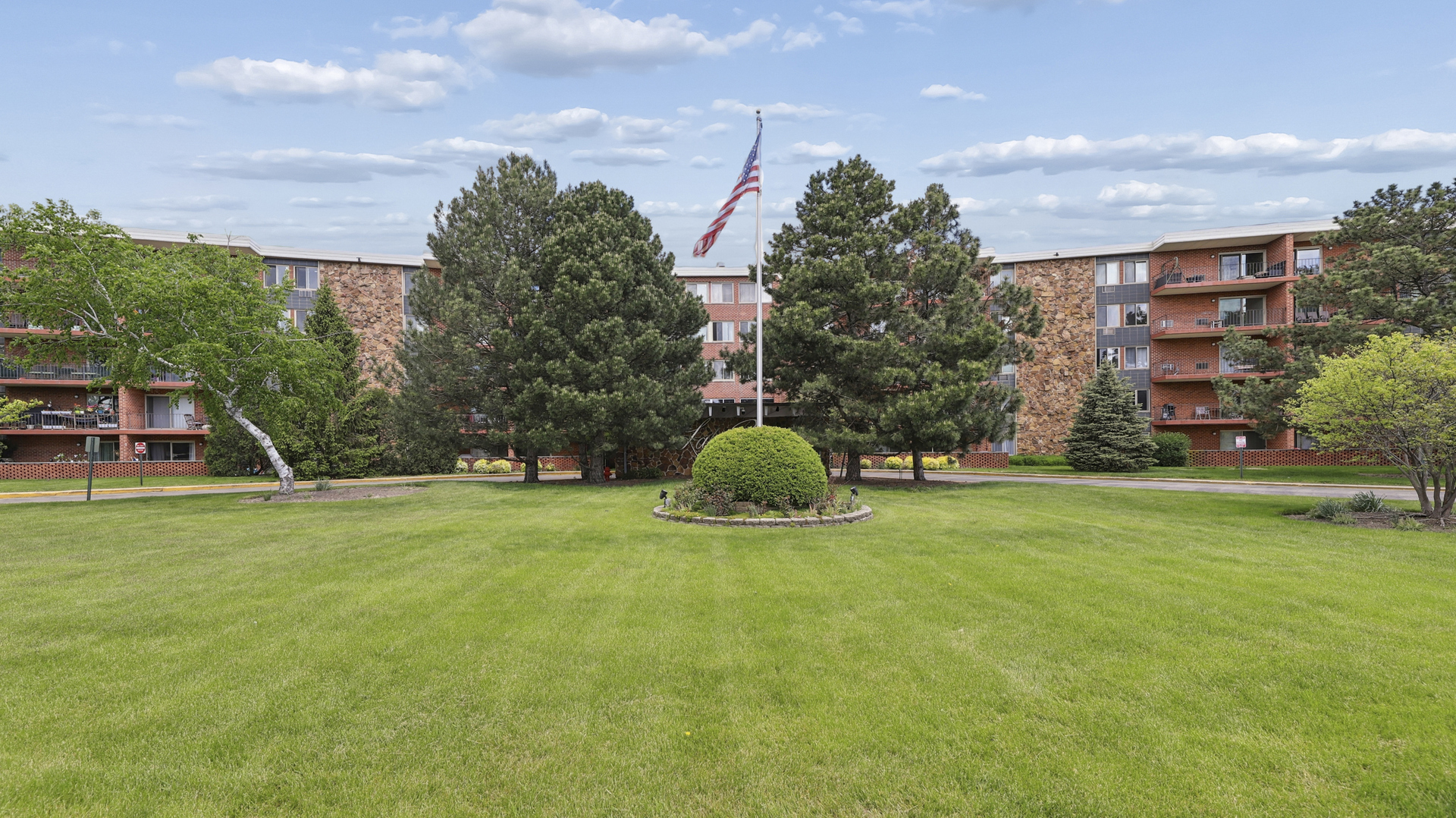 Photo 1 of 16 — 18 E Old Willow Road 504N, Prospect Heights, IL 60070
