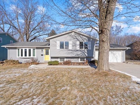 Photo of 2624 E George Washington Boulevard, Davenport, IA 52803 (MLS # 12555503)