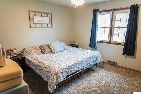 Tiny photo for 709 Hamilton Ave, Quincy, IL 62305 (MLS # 12621255)