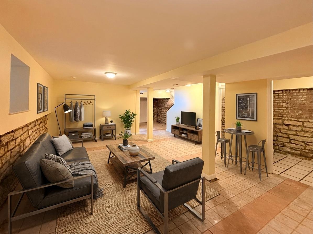 1527 E 66th Place - Photo 4