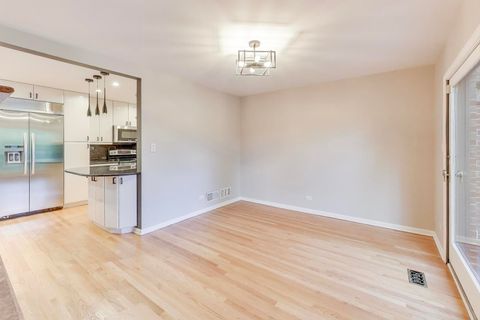 Tiny photo for 300 Boardwalk Place, Park Ridge, IL 60068 (MLS # 12493289)