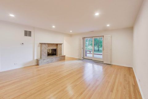 Tiny photo for 300 Boardwalk Place, Park Ridge, IL 60068 (MLS # 12493289)
