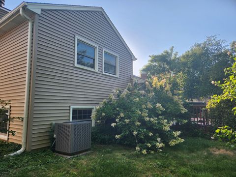 Tiny photo for 700 N Lakeside Drive, Vernon Hills, IL 60061 (MLS # 12562645)