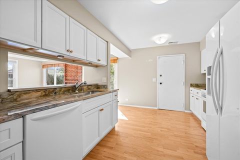 Tiny photo for 1414 Pebblecreek Drive, Glenview, IL 60025 (MLS # 12482620)