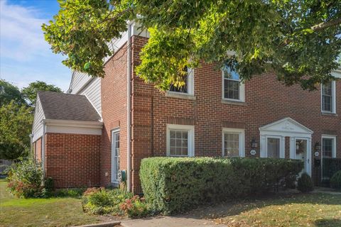 Photo of 1414 Pebblecreek Drive, Glenview, IL 60025 (MLS # 12482620)